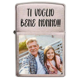 Accendino Modello Zippo a Benzina – Personalizzato con Stampa Incisione di Foto, Immagine, Testo, Logo, iniziali, Nomi. Gadget Idea Regalo Originale per Natale per Lui e lei, fidanzati (Argento)