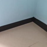 Battiscopa Rivestimento flessibile del battiscopa con accessori, Installazione perforata, Modanatura personalizzabile del battiscopa di alluminio di colore e di dimensione per le case/l’ufficio/l’ho