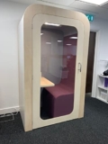 Dapapod Office Pod | Pod per riunioni d’ufficio | Cabina insonorizzata | Cabina portatile per riunioni | Cabina di isolamento | Cabina di lavoro | Pod ufficio a un posto 210 x 125 x 70 cm (abisso)