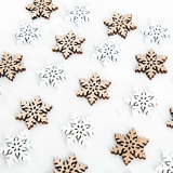 Logbuch-Verlag Decorazione da Tavolo 24 Pezzi a Forma di Fiocco di Neve Natale Bianco Marrone Chiaro Decorare tavoli Fai da Te bricolage Avvento Decorazioni Natalizie Set Legno